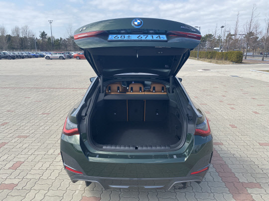 BMW i4 eDrive 40 트렁크. <이상현 기자>