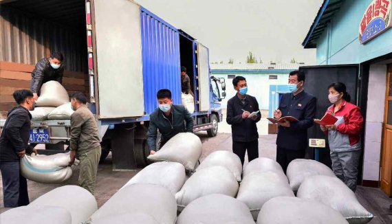 북한 함경북도에서 코로나19 의심 열병으로 봉쇄된 지역 주민들에게 보낼 물자를 준비 중이다. 사진=노동신문 캡처