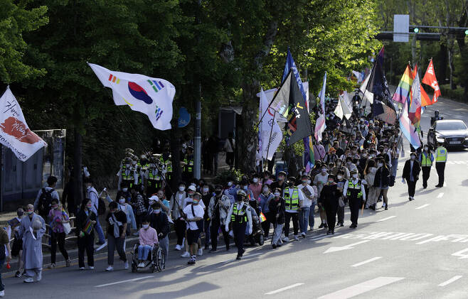 공동행동 회원들이 14일 오후 서울 녹사평역 인근에서 2022 국제성소수자혐오반대의날 기념대회 행진을 하고 있다. 김명진 기자