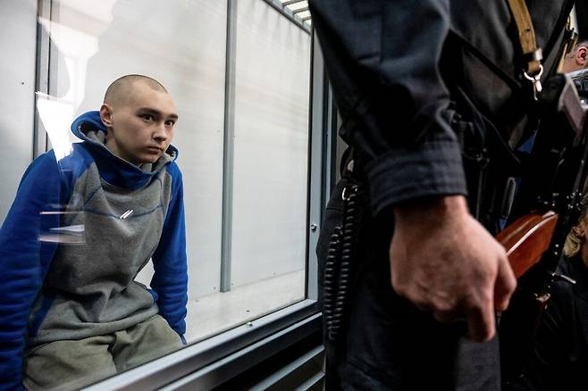우크라이나 전쟁의 첫 전쟁범죄 혐의로 법정에 서게 된 이는 러시아 제4 근위 탱크사단 소속 시시마란(21) 병장이었다. 13일 키이우의 한 법정의 피고인석에 앉아 있는 모습. 키이우/로이터 연합뉴스