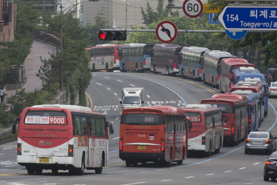 광역버스들이 버스전용차선에 줄지어 있다. <한겨레> 자료사진