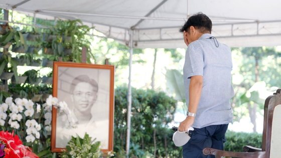 지난 11일(현지시간) 아버지 페르디난드 마르코스 전 대통령의 묘역을 찾아 눈물을 닦고 있는 마르코스 주니어의 모습. [페르디난드 마르코스 주니어 페이스북 캡처]