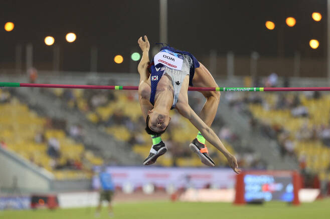 우상혁이 지난 14일 카타르 도하에서 열린 세계육상연맹(IAAF) 다이아몬드리그 개막전 남자 높이뛰기에서 바를 넘고 있다. 우상혁은 2m33을 넘어 한국 선수로는 처음으로 다이아몬드리그서 우승했다. 연합뉴스