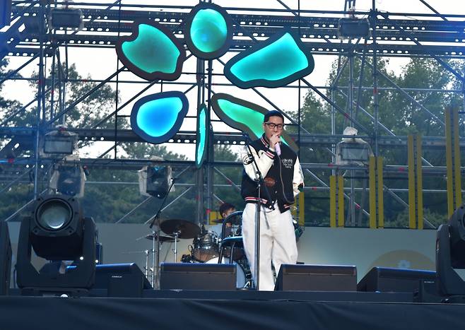 Singer-songwriter Jung Joon-il performs onstage at “Beautiful Mint Life 2022” at the Olympic Park’s 88 Jandi Madang in southeastern Seoul on Saturday. (Jie Ye-eun/The Korea Herald)