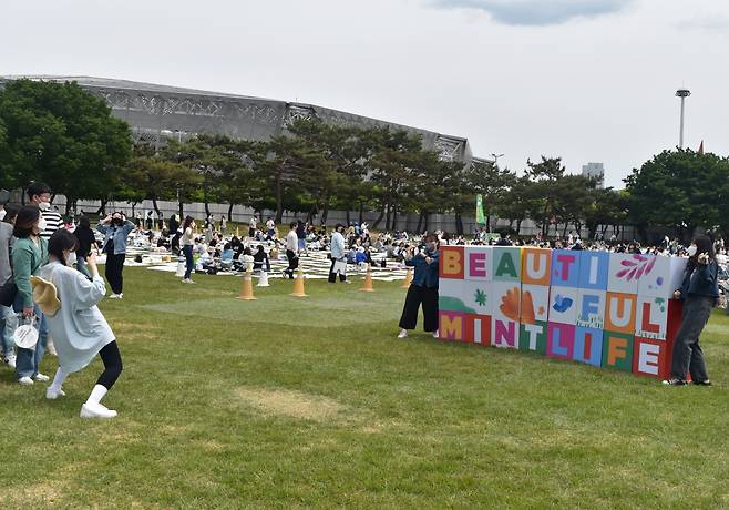 People take photos at “Beautiful Mint Life 2022” at the Olympic Park’s 88 Jandi Madang in southeastern Seoul on Saturday. (Jie Ye-eun/The Korea Herald)