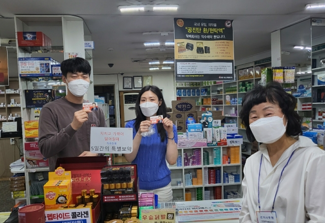 최계운 인천시교육감 예비후보의 부인 박영숙 씨(오른쪽)가 13일 미추홀구 용현시장에 있는 한 약국을 방문해 남편에 대한 지지를 호소하고 있다. 최계운 인천시교육감 중도보수후보 캠프