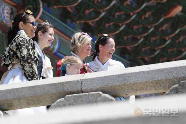 2022 봄 궁중문화축전이 열린 15일 서울 종로구 경복궁에서 한복을 차려입은 외국인 관광객들이 기념사진을 찍고 있다.