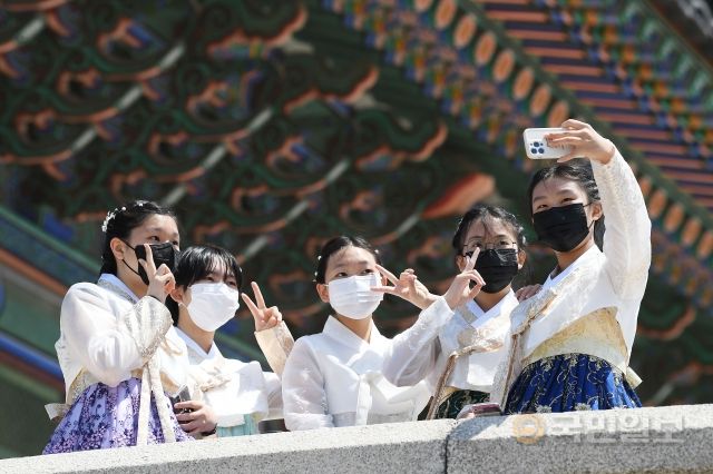 2022 봄 궁중문화축전이 열린 15일 서울 종로구 경복궁에서 한복을 차려입은 시민들이 기념사진을 찍고 있다.