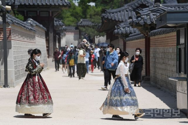 2022 봄 궁중문화축전이 열린 15일 서울 종로구 경복궁에서 한복을 차려입은 관람객들이 궁내를 거닐고 있다.