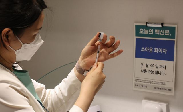 지난 3월 31일 서울 강서구 미즈메디 병원 소아청소년과에서 의료진이 화이자의 소아용 코로나19 백신을 주사기에 옮겨 담고 있다. 연합뉴스