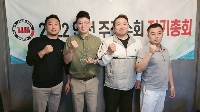 사진 왼쪽부터 강인환 2대 회장, 권현수 이사, 민현기 선수단감독, 김성배 1대 회장