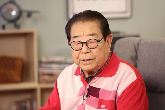 Public concern is growing over the health of Song hae (age 96), the nations oldest broadcaster.According to a media report on the 15th, Song hae was hospitalized at Asan Hospital in Seoul and was being treated.Song Hae was hospitalized in January and June 2020 for a Flu. At that time, he underwent a Corona 19 examination due to high fever, but received a negative test.Since then, Song hae has completed the third vaccination, but it has been infected in March 2022.Song hae is the oldest active broadcaster. He made his debut through the Changgong Orchestra in 1955 and has been leading the National Song Proud for 34 years since 1988.It is the oldest MC of the longevity program that has been popular for a long time.