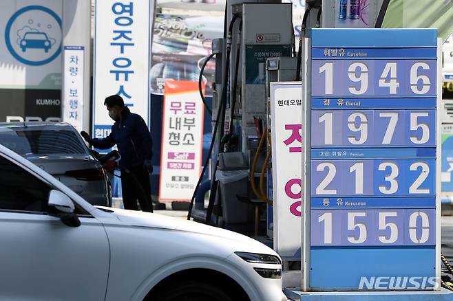 [서울=뉴시스] 백동현 기자 = 경유 가격이 급등하고 있는 15일 오전 서울 시내 한 주유소에서 경유가 휘발유보다 비싸게 판매되고 있다. 이날 기획재정부와 국토교통부 등에 따르면 급등한 경유 가격으로 인한 유가 부담이 한계 수준까지 커지자 정부는 화물차와 택시 등 경유차량을 이용한 사업자들에게 유가보조금을 더 많이 지급하는 방안을 검토하고 있다고 밝혔다. 2022.05.15. livertrent@newsis.com