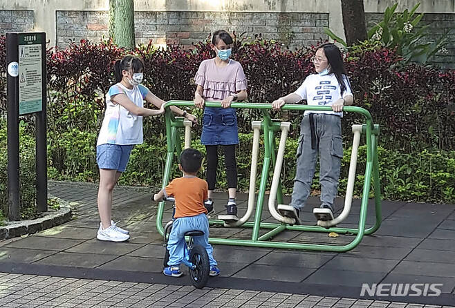 [타이베이=AP/뉴시스] 대만 수도 타이베이에서 7일 동네 어린이들이 코로나19 예방을 위해 마스크를 착용한 채 공원 체육시설을 찾아 운동을 하며 놀고 있다. 2022.05.12