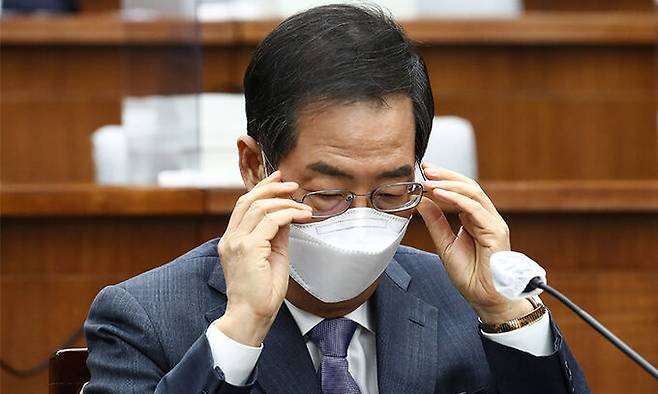 한덕수 국무총리 후보자가 지난 2일 국회에서 열린 인사청문회에서 안경을 고쳐 쓰고 있다. 연합뉴스