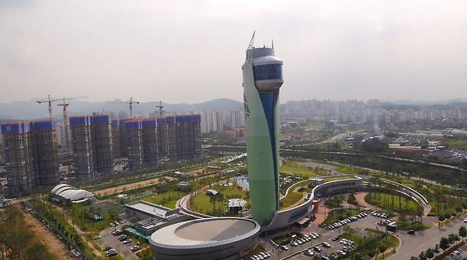 국내 대표 친환경 폐기물처리시설 모델로 자리잡은 하남 유니온파크·타워 전경. 소각장과 폐기물·음식물처리시설이 지하에 설치돼 있다. 굴뚝과 전망대로 사용되는 105미터 높이의 유니온타워가 주변 아파트를 배경삼아 우뚝 서 있다. 광주시 제공