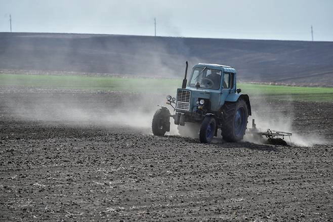 우크라이나 서부 크멜니츠키주에서 한 농민이 트랙터를 몰고 있다.ⓒEPA 연합