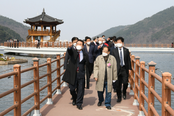 대구 달성군 송해 기념관 기공식이 열린 2021년 3월9일 김문오 달성군수(왼쪽)와 송해씨(가운데)가 송해공원을 둘러보고 있다. ⓒ달성군 제공