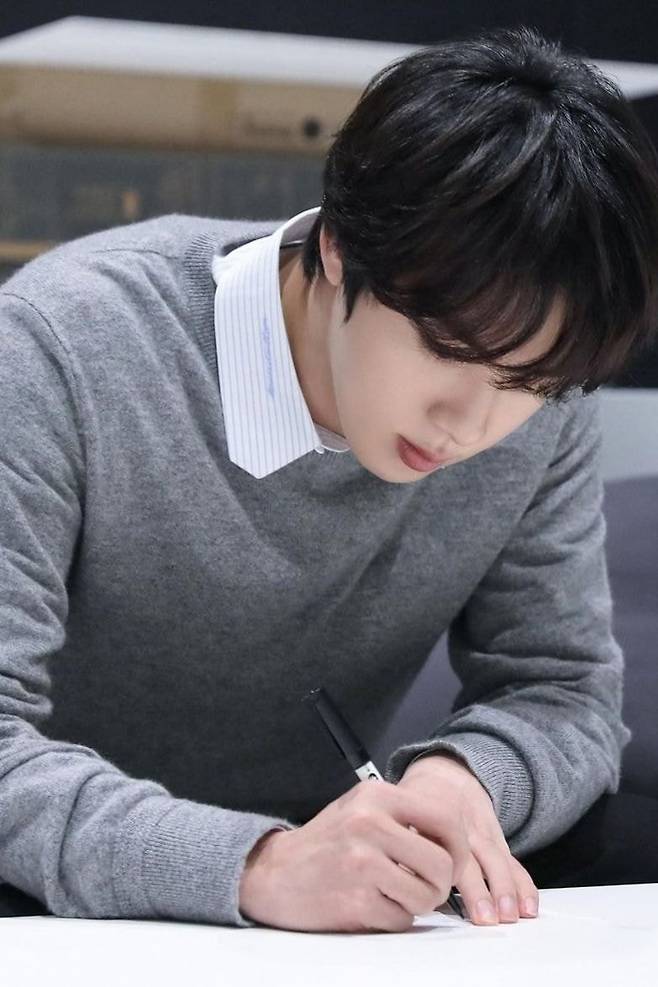 '美의 남신' 방탄소년단 진, '세대를 아우르는 K팝 남자 비주얼'