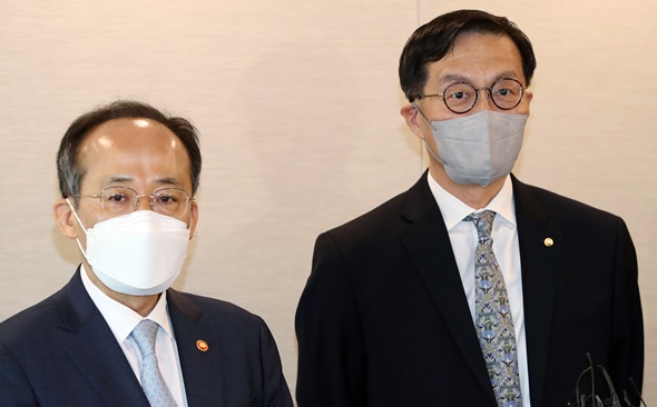이창용 한국은행 총재(오른쪽)가 16일 오전 취재진의 질문에 답하는 모습. 사진=뉴시스