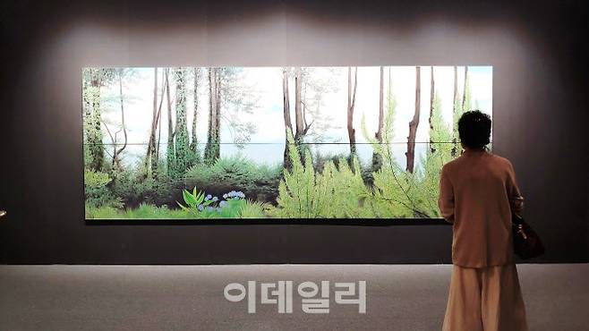 ‘아트부산 2022’에서 갤러리바톤이 ‘특별전’ 형식으로 전시한 작가 김보희의 가로 5.2m ‘투워즈’(Towards·2021)에도 관람객의 발길이 끊이질 않았다(사진=오현주 문화전문기자).