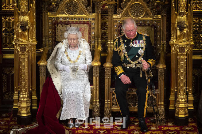 엘리자베스 2세 영국 여왕(왼쪽)과 찰스 윈저 영국 왕세자(오른쪽). (사진=AFP)