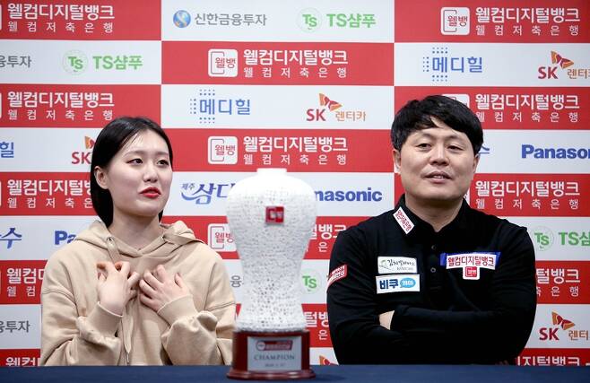 지난 2020년 프로당구 PBA 7차전 웰컴저축은행 웰뱅 챔피언십에서 우승한 김병호(오른쪽)와 딸 김보미, PBA 제공