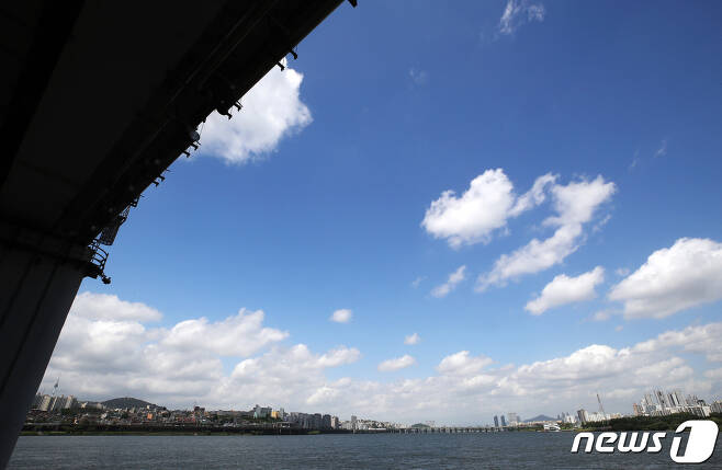 비가 그친 뒤 맑은 날씨가 이어진 25일 오후 서울시내에 파란 하늘이 시원하게 펼쳐져 있다. 2021.5.25/뉴스1 © News1 조태형 기자