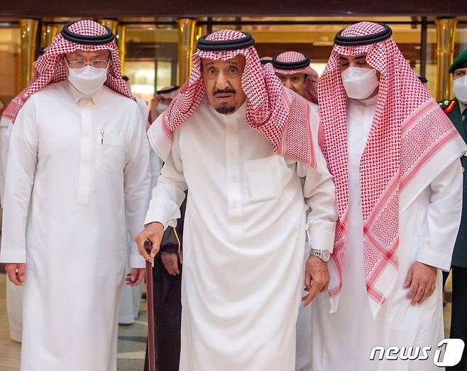 살만 빈 압둘아지즈 알사우드(가운데쪽) 사우디아라비아 국왕이 15일(현지시간) 제다시의 킹 파이살 병원을 퇴원하는 모습.2022.05.15/뉴스1 © 로이터=뉴스1 © News1 김민수 기자