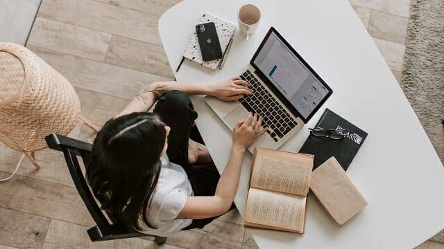 원격근무와 온라인 학습에 필요한 PC 수요 감소가 올 2분기부터 본격화될 전망이다. (사진=펙셀즈)