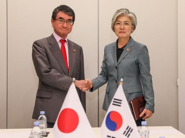 2019년 5월 한일 외교장관 회담. 고노 타로 일본 외무대신(왼쪽)과 강경화 외교부 장관