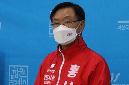공약 발표 중인 홍남표 국민의힘 경남 창원특례시장 후보.