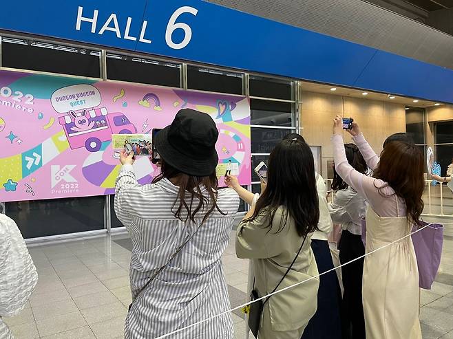 15일 일본 지바현의 대형 전시컨벤션 센터 '마쿠하리 메세'에서 개최된 '케이콘 2022 프리미어 인 도쿄'에서 관람객들이 인증샷을 찍고 있다/지바=최은경 특파원