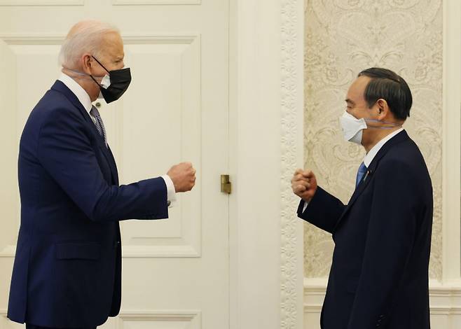지난해 4월 조 바이든 미국 대통령(왼쪽)과 스가 요시히데(菅義偉) 일본 총리가 미국 워싱턴DC 소재 백악관에서 인사하고 있다. 바이든 대통령이 이중 마스크를 한 모습. / 연합뉴스