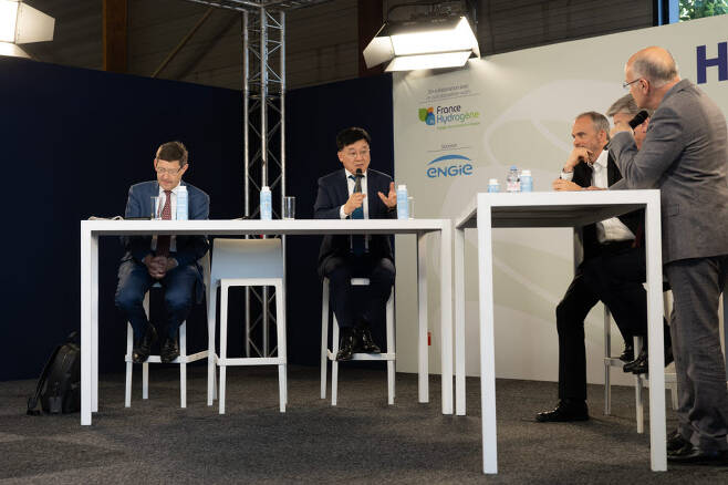 정만기 한국자동차산업협회 회장(왼쪽에서 두 번째)이 프랑스 수소산업전 2022 개막식에서 발언하고 있다.