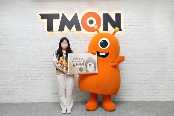 티몬이 창립 12주년을 기념해 진행한 사내 아이디어 공모전 '미쳤몬 어워드'에서 1등을 수상한 직원과 티몬의 브랜드 캐릭터 ‘티몬희’가 함께 기념 촬영을 하고 있다. 티몬 제공.