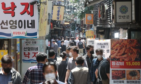 거리두기 해제이후 식당을 찾는 이들이 늘고 있다. 12일 서울 무교동 식당가가 식사를 하러 나온 이들로 붐비고 있다. 사진=뉴시스