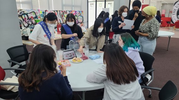 유타대 아시아캠퍼스에서 실시된 문화교류 행사에 김천여고 학생들이 참여해 외국인 학생들과 한국 전통차 만들기 등을 실습하고 있다.