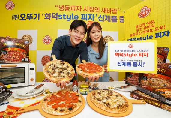 모델들이 16일 서울 성동구의 이탈리안 음식점 마리오네에서 오뚜기 '화덕style 피자' 신제품 2종을 소개하고 있다.