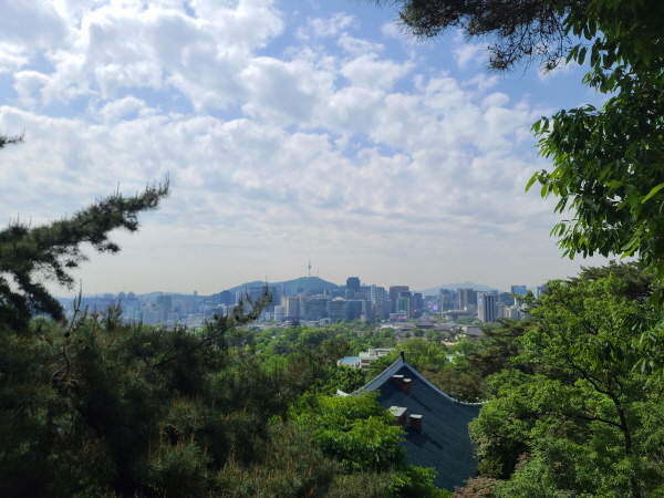 관저 뒤 산책로에서 바라본 경치는 서울 시내 최고의 비경이다.