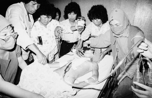 1980년 5·18 때 전남대병원 의료진들이 부상자들을 치료하고 있다. 전남대병원 제공