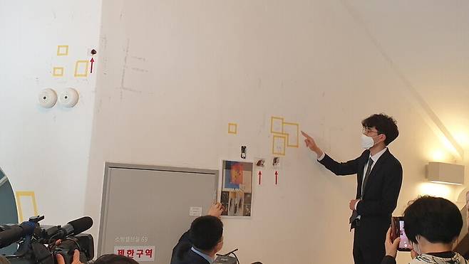 지난해 4월13일 문화체육관광부 옛전남도청복원추진단 관계자가 옛 전남도청 건물 내부에서 찾은 탄흔을 설명하고 있다.김용희 기자 kimyh@hani.co.kr