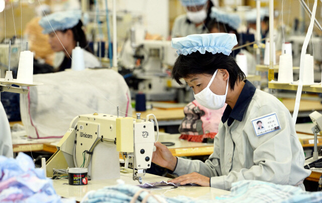 2013년 9월 개성공단의 한 의류제조 공장에서 북쪽 노동자들이 일하는 모습. <한겨레> 자료사진