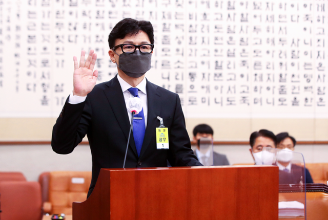 한동훈 법무부장관 후보자가 9일 서울 여의도 국회에서 열린 인사청문회에 출석해 선서를 하고 있다. 오대근 기자
