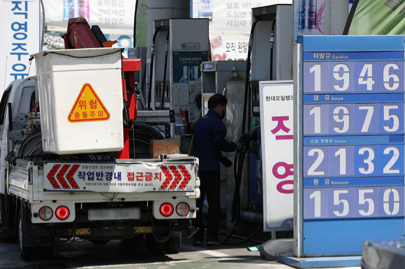 지난 15일 오전 서울 시내 한 주유소에서 경유가 휘발유보다 비싸게 판매되고 있다. [사진=뉴시스]