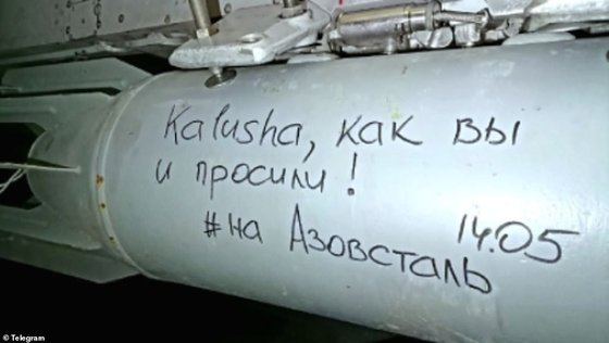 러시아군이 우크라이나 남부 항구도시 마리우폴 공격에 사용한 것으로 추정되는 폭탄 겉면에 러시아어로 "당신이 부탁한 대로, 칼루시(유로비전 우승 밴드)! 아조우스탈을 위해서"라는 글귀가 적혀있다. [페트로 안드루셴코 마리우폴 시장 보좌관 텔레그램]