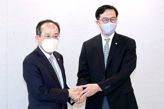 추경호 경제부총리 겸 기획재정부 장관과 이창용 한국은행 총재가 16일 오전 서울 중구 프레스센터에서 열린 조찬간담회에 참석해 기념촬영을 하고 있다. 김성룡 기자