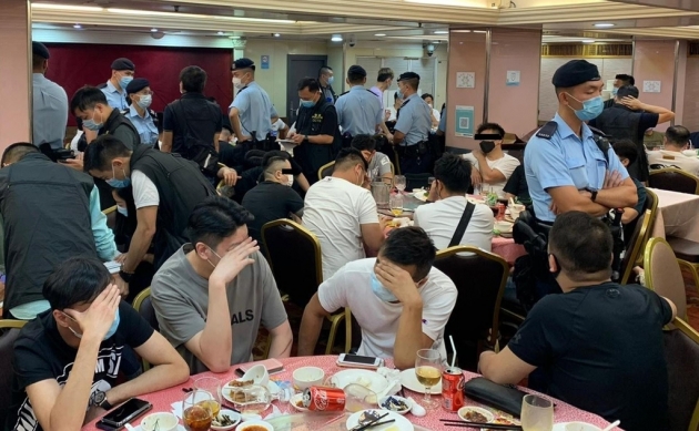 홍콩 삼합회 생일파티 현장을 급습한 홍콩 경찰. /사진=연합뉴스