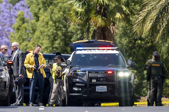 15일(현지시간) 총격 사건이 발생한 캘리포니아 오렌지 카운티 라구나우즈시 교회로 수사관들이 모여들고 있다.AP연합뉴스