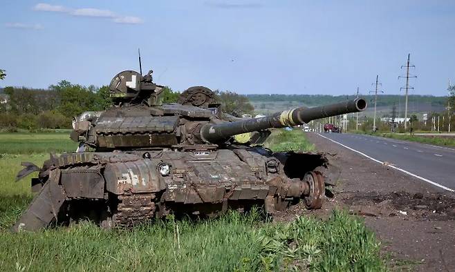 우크라이나 동북부에 위치한 제2 도시 하르키우 인근 한 거리에 우크라이나군 공격으로 파괴된 러시아군 탱크가 방치돼 있다. EPA연합뉴스
